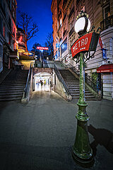 FRANCE. PARIS (75) 18TH DISTRICT. MONTMARTRE DISTRICT. THE STAIRS OF RUE PIERRE DAC AT NIGHTFALL. LAMPPOST OF THE LAMARCK-CAULAINCOURT METRO STATION WHERE THE FAMOUS FILM THE FABULOUS DESTINY OF AMELIE POULAIN BY JEAN-PIERRE JEUNET (2001) WAS SHOT