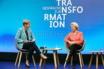 Berlin  Deutschland - Anne Gellinek im Gespraech mit Ursula von der Leyen im Bundeswirtschaftsministerium.