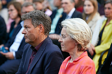 Berlin  Deutschland - Robert Habeck und Ursula von der Leyen sitzen mit Gaesten im Hof des Bundeswirtschaftsministeriums.