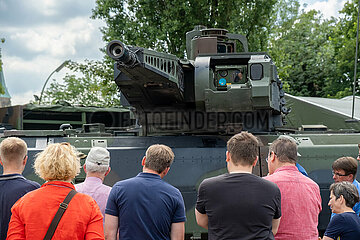 Deutschland  Warendorf - Menschen betrachten den modernen Puma-Schuetzenpanzers am Tag der Bundeswehr