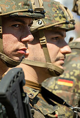 Deutschland  Warendorf - Soldaten stehen in Reih und Glied am Tag der Bundeswehr