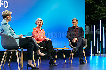 Berlin  Deutschland - Anne Gellinek im Gespraech mit Ursula von der Leyen und Robert Habeck im Bundeswirtschaftsministerium.