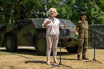 Deutschland  Warendorf - Christine Lambrecht  Bundesministerin der Verteidigung (SPD) beim Tag der Bundeswehr  hinten ein Fennek-Panzerspaehwagen