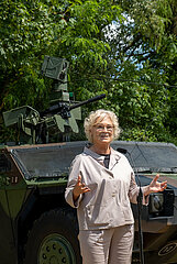 Deutschland  Warendorf - Christine Lambrecht  Bundesministerin der Verteidigung (SPD) beim Tag der Bundeswehr  hinten ein Fennek-Panzerspaehwagen