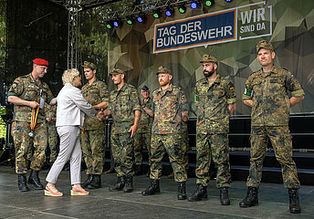 Deutschland  Warendorf - Christine Lambrecht  Bundesministerin der Verteidigung (SPD) beim Tag der Bundeswehr mit den Siegern der Deutschen Reservisten Meisterschaft