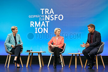 Berlin  Deutschland - Anne Gellinek im Gespraech mit Ursula von der Leyen und Robert Habeck im Bundeswirtschaftsministerium.