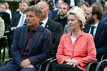 Berlin  Deutschland - Robert Habeck und Ursula von der Leyen sitzen mit Gaesten im Hof des Bundeswirtschaftsministeriums.