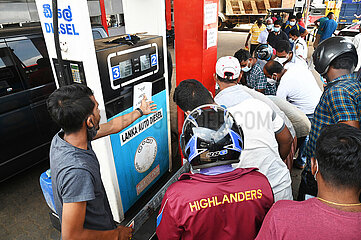 Sri Lanka. Autofahrer stehen vor einer Tankstelle. Im Jahr 2022 durchlief das Land eine beispiellose Wirtschaftskrise  die zur Entlassung des Präsidenten der Republik Gotabaya Rajapaksa führte