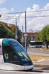 Frankreich. Elsass. Bas-rhin (67) Strasburg. Republik Square. Straßenbahn und Bus von der Strasbourg Public Transport Company (CTS)