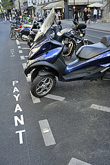 PARIS (75) 4 EME ARRONDISSEMENT. RUE SAINT-ANTOINE. PARKING PAYANT POUR MOTOS