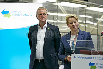 Berlin  Deutschland - Franz Brachmann und Franziska Giffey im Ausbildungszentrum der Berliner Wasserbetriebe.