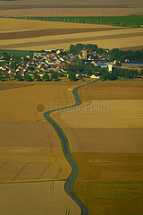 Frankreich  Essonne (91) Luftansicht des Dorfes Monnerville in der Müsli -Ebene Beauce vor der Ernte