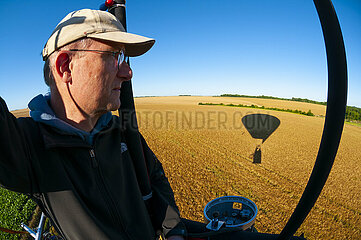 Frankreich  Essonne (91)  Heißluftballonpilot  der sich auf die Landung in der Nähe eines Weizenfelds in Beauce vorbereitet