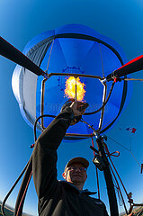 Frankreich  Essonne (91)  Heißluftballonpilot  der seinen Gasbrenner betreibt