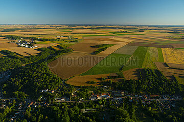 Frankreich  Essonne (91)  Guillerval  Luftansicht auf die Getreideebenen der Beauce im Frühsommer vor der Ernte und des Forest Valley der Marette