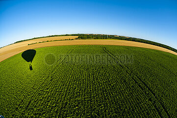 Frankreich  Essonne (91)  Chalou-Moulinux  Zuckerrübenfelder in der Ebene von Beauce  der von einem Heißluftballon überflogen wurde