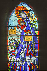 Frankreich. Aquitaine. Landes (40). Larriviere. Ein Buntglasfenster in der Notre Dame du Rugby -Kapelle zeigt die Jungfrau und das Kind  umgeben von Rugby -Spielern  Jesus hält einen ovalen Ball