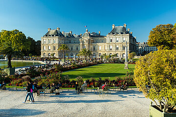 Frankreich. Paris (75) 6. Arrondissement. Der Luxemburg -Palast im Norden der Luxemburg -Gärten ist der Sitz des französischen Senats  der 1799 im Palast zu Beginn des 17. Jahrhunderts von Marie de Medicis erbaut wurde