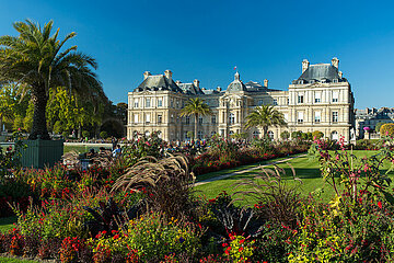 Frankreich. Paris (75) 6. Arrondissement. Der Luxemburg -Palast im Norden der Luxemburg -Gärten ist der Sitz des französischen Senats  der 1799 im Palast zu Beginn des 17. Jahrhunderts von Marie de Medicis erbaut wurde