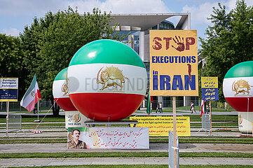 Berlin  Deutschland  Free Iran Grosskundgebung fuer Menschenrechte vor dem Bundeskanzleramt
