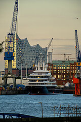 Deutschland  Hamburg - Die festgesetzte Luxusjacht LUNA des russischen Oligarchen Farkhad Akhmedov im Werfthafen von Blohm + Voss