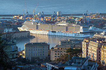 Genua  Italien - Das Kreuzfahrtschiff MSC Grandiosa verlaesst den Hafen