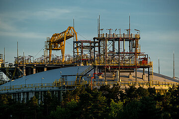 Polen  Swinemuende - Aparaturen auf dem Dach von LNG-Tanks (LNG-Terminal Praesident Lech Kaczynski) beim Hafen der Stadt an der Ostsee