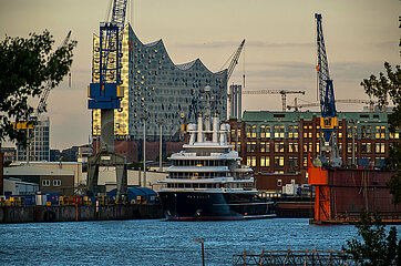 Deutschland  Hamburg - Die festgesetzte Luxusjacht LUNA des russischen Oligarchen Farkhad Akhmedov im Werfthafen von Blohm + Voss