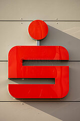 Deutschland  Emden - Logo der Sparkasse an der Fassade einer Filiale