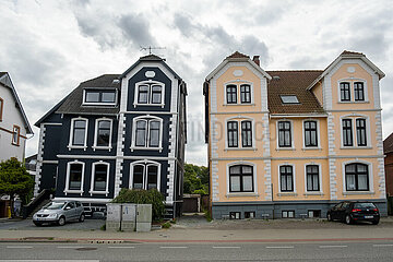 Deutschland  Emden - Einander zuneigende Zwillingsaltbauten  unter denen sich der Grund leicht abgesenkt hat