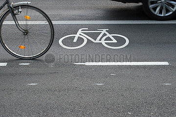 Berlin  Deutschland - Fahrradfahrer auf einem gekennzeichneten Fahrradweg