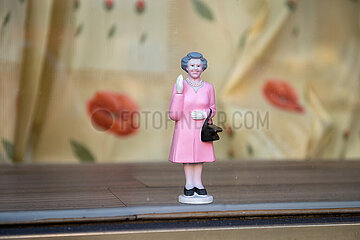 Berlin  Deutschland - Figur von Queen Elizabeth im Schaufenster eines Geschaeftes