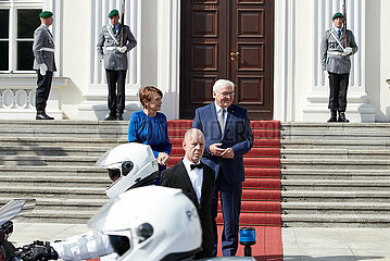 Berlin  Deutschland - Bundespraesident Frank-Walter Steinmeier mit Ehefrau Elke Buedenbender vor dem Schloss Bellevue.