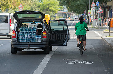 Berlin  Deutschland - Parken in zweiter Reihe mit Fahrradfahrer auf Radweg