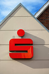 Deutschland  Emden - Logo der Sparkasse an der Fassade einer Filiale