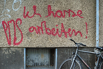 Berlin  Deutschland - gespruehter Slogan gegen das Arbeiten