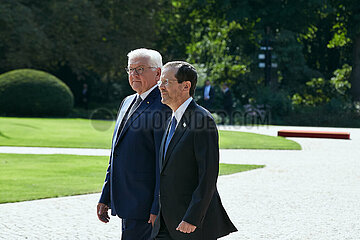 Berlin  Deutschland - Frank-Walter Steinmeier und Isaac Herzog im Park von Schloss Bellevue.