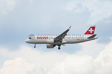 Berlin  Deutschland  Airbus A320neo Passagierflugzeug der Swiss im Landeanflug auf den Flughafen Berlin Brandenburg BER