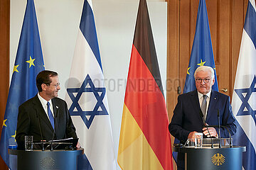 Berlin  Deutschland - Staatspraesident von Israel Isaac Herzog und Bundespraesident Frank-Walter Steinmeier waehrend einer Pressekonferenz im Schloss Bellevue.