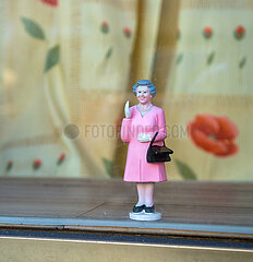 Berlin  Deutschland - Figur von Queen Elizabeth im Schaufenster eines Geschaeftes