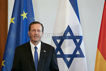 Berlin  Deutschland - Der israelische Staatspraesident Isaac Herzog waehrend einer Pressekonferenz im Schloss Bellevue.