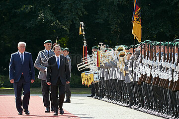 Berlin  Deutschland - Begruessung von Isaac Herzog durch Frank-Walter Steinmeier mit militaerischen Ehren im Schloss Bellevue.
