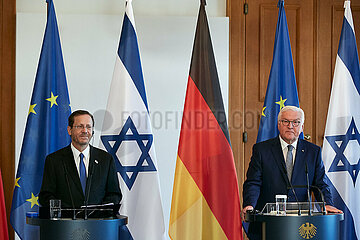 Berlin  Deutschland - Staatspraesident von Israel Isaac Herzog und Bundespraesident Frank-Walter Steinmeier waehrend einer Pressekonferenz im Schloss Bellevue.