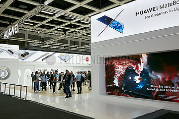 Berlin  Deutschland - Messestand des chinesischen Unternehmens Huawei zur IFA 2022.