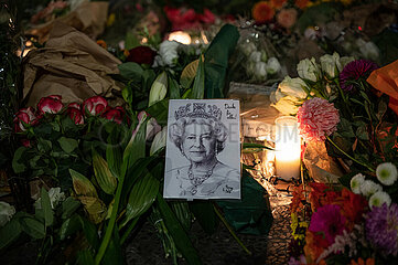 Berlin  Deutschland  Blumen und Kerzen vor Britischer Botschaft zu Ehren der verstorbenen Queen Elizabeth II.