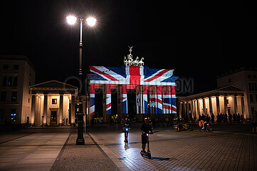 Berlin  Deutschland  Brandenburger Tor erstrahlt in den Farben des Union Jack zu Ehren der verstorbenen Queen Elizabeth II.