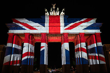 Berlin  Deutschland  Brandenburger Tor erstrahlt in den Farben des Union Jack zu Ehren der verstorbenen Queen Elizabeth II.