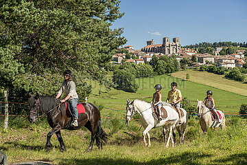 Frankreich. Auvergne. Haute-Loire (43) la Chaise-dieu. Familie Reiten im Dorf und seine Abtei auf dem hohen Plateaus von Livradois