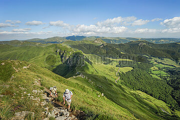 Frankreich. Auvergne. Cantal (15) Wanderung in den Cantal Mountains in Richtung Puy Mary