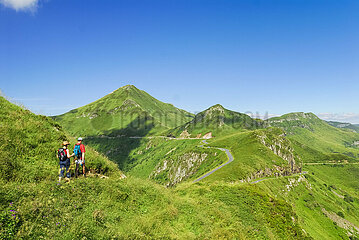 Frankreich. Auvergne. Cantal (15) Wandern in den Bergen von Cantal in der Nähe von Puy Mary